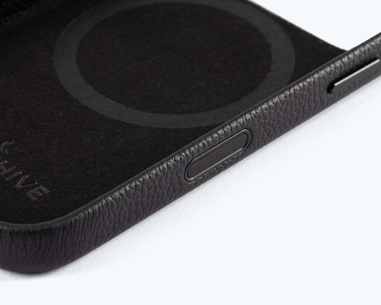 Apple iPhone 17 Pro - Metro Slim Leather Phone Case